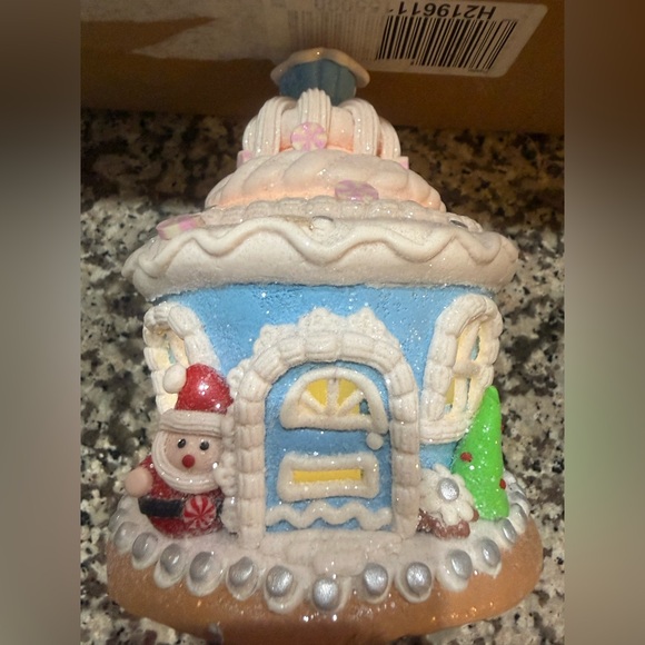 Set of (3) Valerie Parr 6” Illuminated Pastel Gingerbread Cupcakes houses - Picture 7 of 17